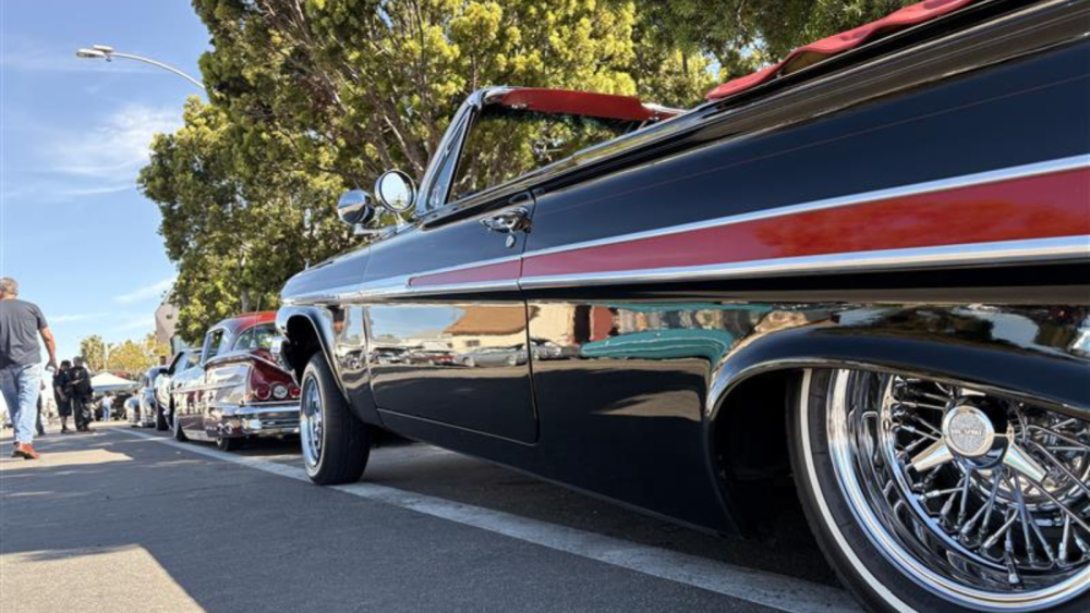 Photo of old black car