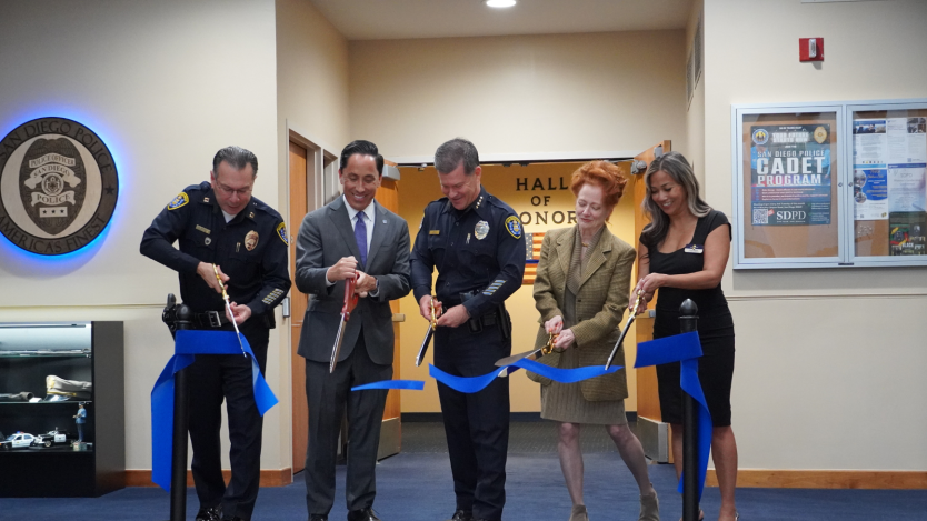 Picture of Mayor Todd Gloria and Police Chief cutting ribbon